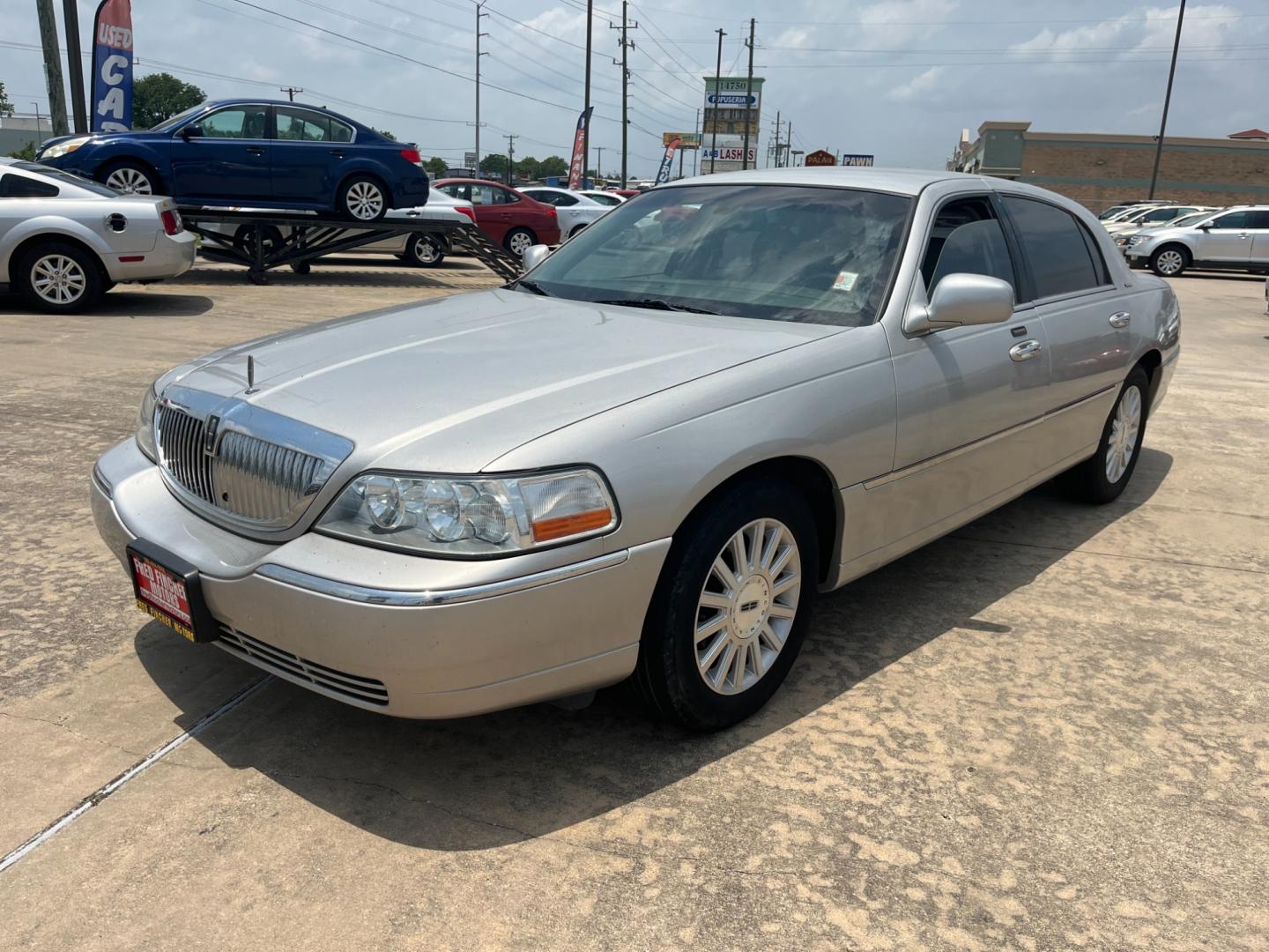 2004 SILVER /TAN Lincoln Town Car Signature (1LNHM81W54Y) with an 4.6L V8 SOHC 16V engine, 4-Speed Automatic Overdrive transmission, located at 14700 Tomball Parkway 249, Houston, TX, 77086, (281) 444-2200, 29.928619, -95.504074 - Photo#2